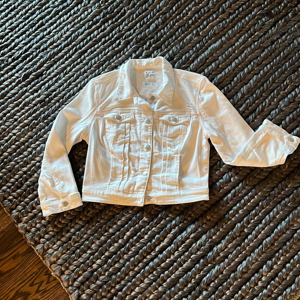 Women’s cropped white denim jacket.